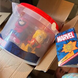 Marvel Action Figure Bath Set - Red and Yellow
